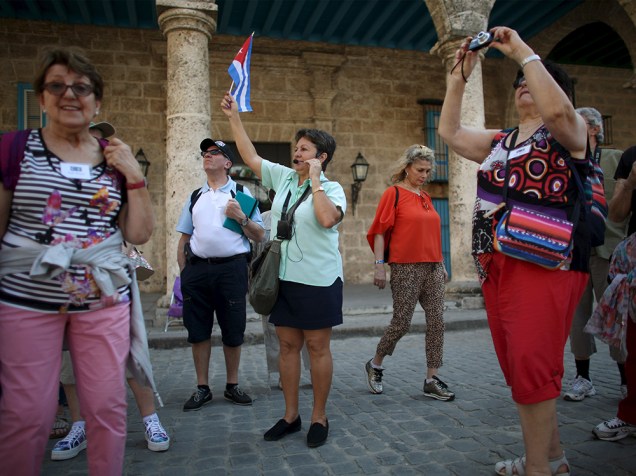 Grupo de turistas tiram fotografias e se reúnem em Havana, Cuba