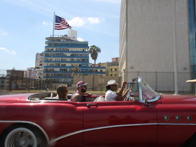 Turistas passeiam por Havana, na frente da embaixada dos Estados Unidos. O presidente Barack Obama visitará o país nas próximas semanas