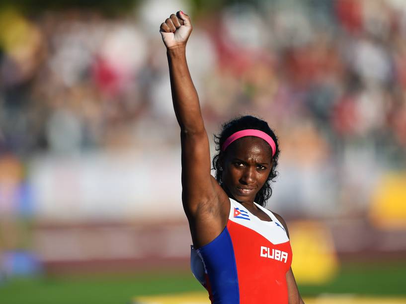 A cubana Yarisley Silva comemora a medalha de ouro no salto com vara nos Jogos Pan-Americanos 2015, em Toronto, Canadá