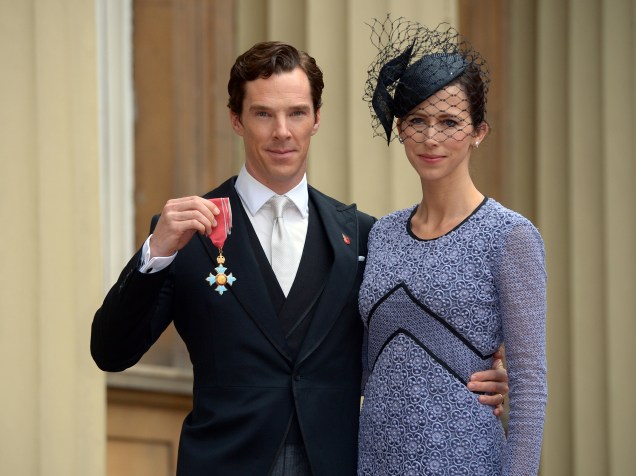 O ator britânico Benedict Cumberbatch com sua esposa, Sophie Hunter, após receber CBE (Comandante da Ordem do Império Britânico), da Rainha Elizabeth II