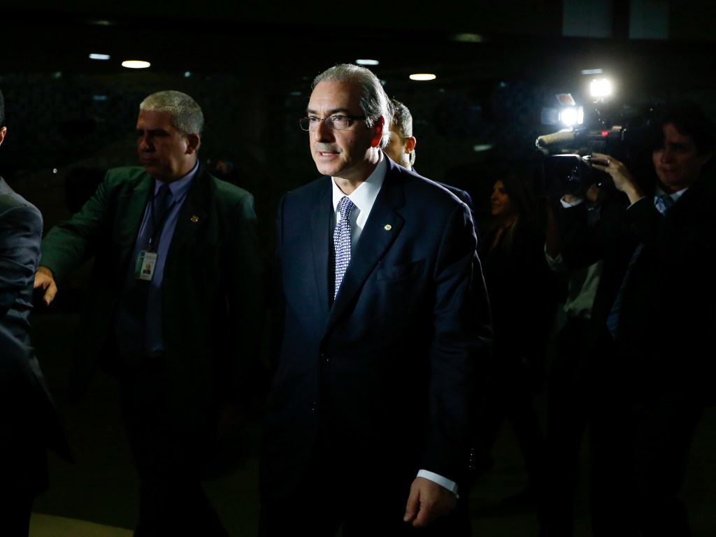 O presidente da Câmara dos Deputados, Eduardo Cunha (PMDB-RJ), é recebido por jornalistas ao chegar na Câmara na noite desta segunda-feira (20)
