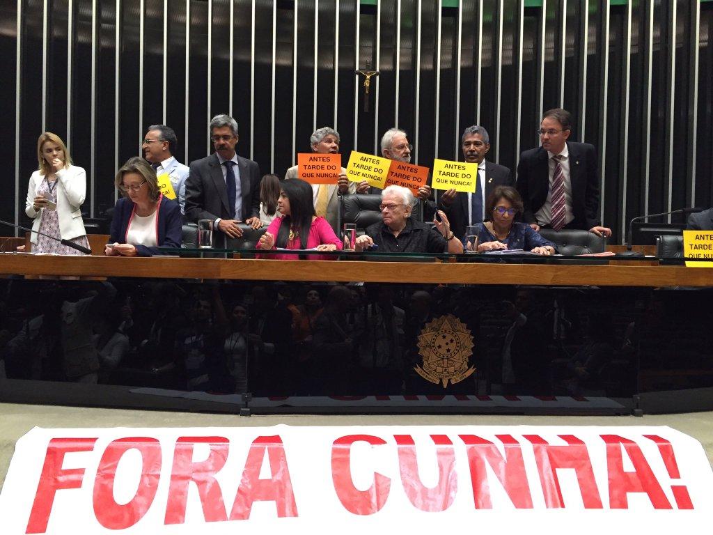 Opositores de Cunha celebram decisão de Teori
