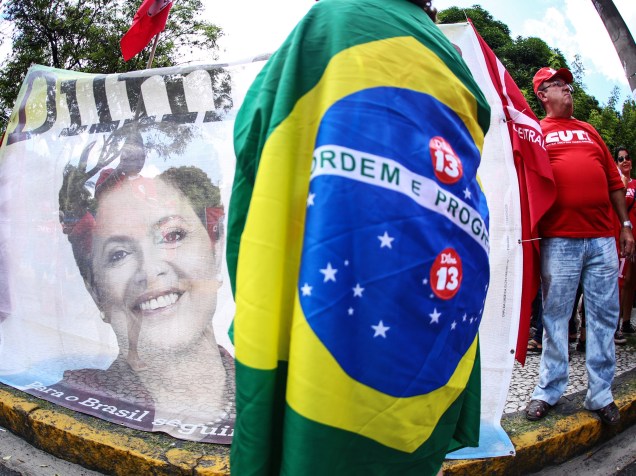 Integrantes do (CUT) e outras centrais sindicais protestam em frente à Câmara dos Vereadores do Recife (PE)