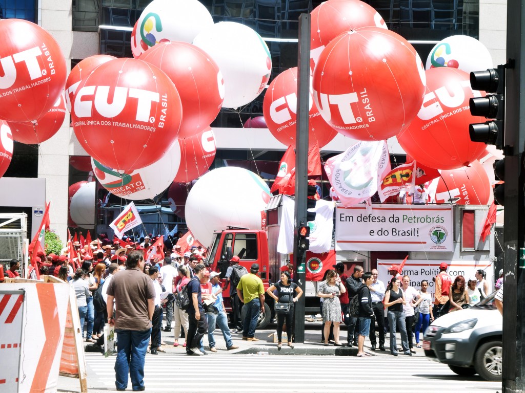 Integrantes da Central Única dos Trabalhadores (CUT) voltam a protestar em 12 capitais
