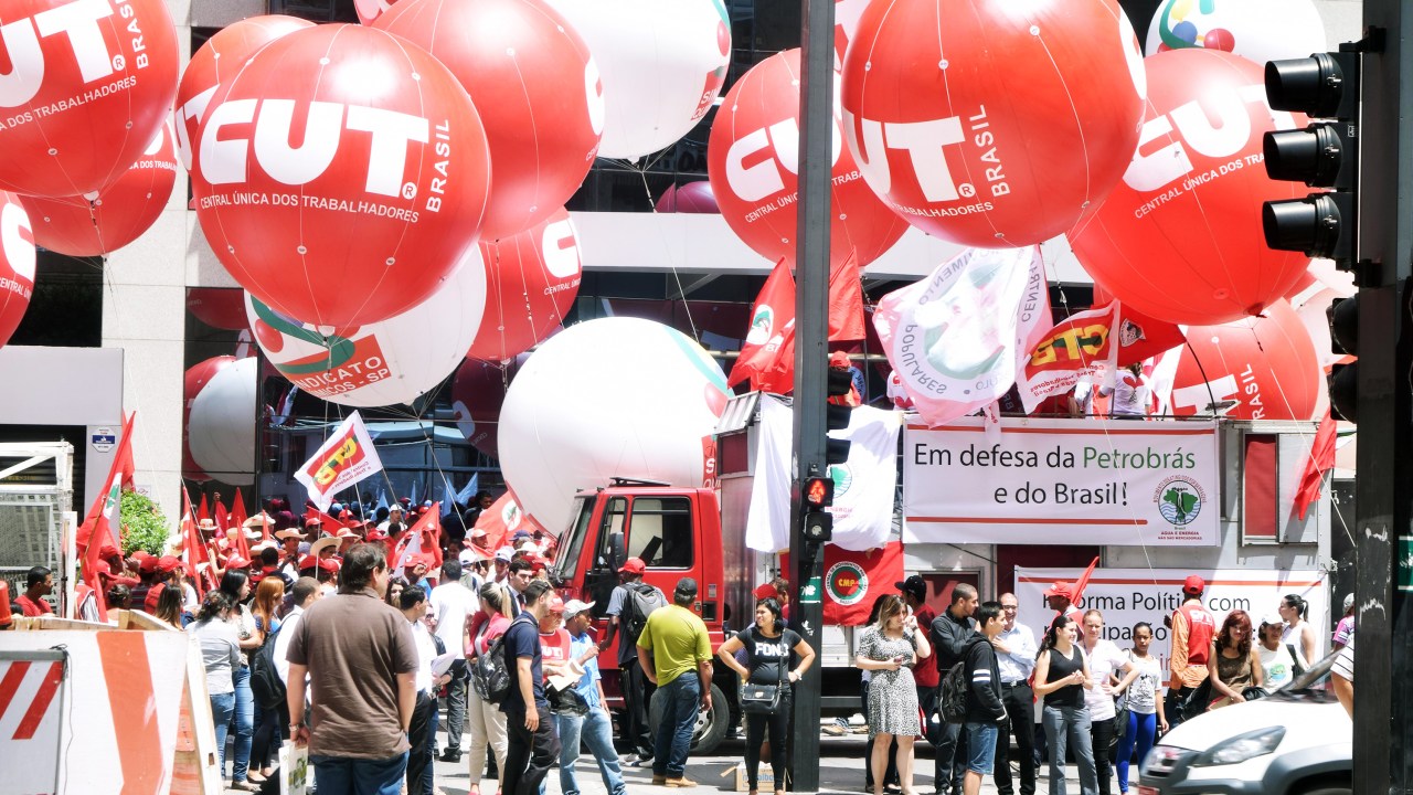 Integrantes da Central Única dos Trabalhadores (CUT) voltam a protestar em 12 capitais