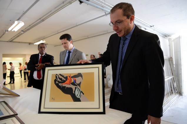 Delegado Marcio Anselmo avalia gravura de Salvador Dali