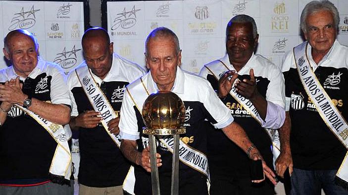 Dalmo Gaspar (ao centro) posa com a Taça de 1962 ao lado de seus companheiros na histórica conquista