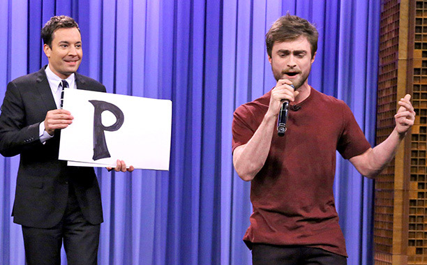 Daniel Radcliffe canta o rap 'Alphabet Aerobics', de Blackalicious, no programa de Jimmy Fallon, na TV americana