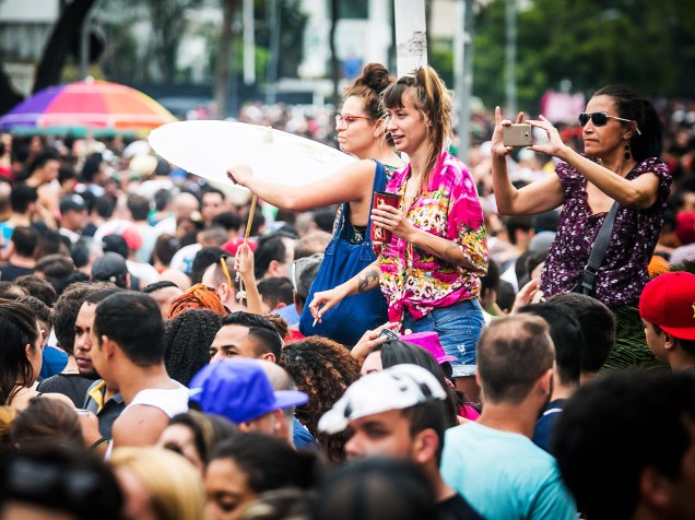 A cantora Daniela Mercury arrasta milhares de foliões com seu trio elétrico na Avenida Rebouças, na zona oeste da capital paulista, neste domingo (24). O show faz parte da programação do 462º aniversário da cidade de São Paulo