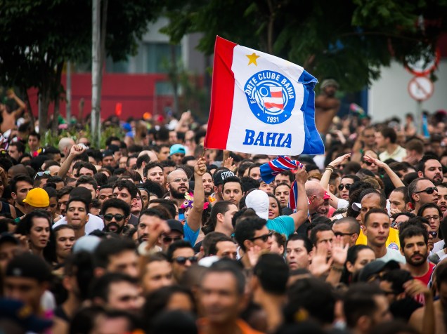 A cantora Daniela Mercury arrasta milhares de foliões com seu trio elétrico na Avenida Rebouças, na zona oeste da capital paulista, neste domingo (24). O show faz parte da programação do 462º aniversário da cidade de São Paulo