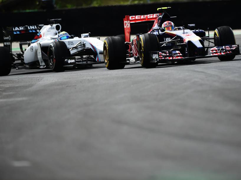 O russo Daniil Kvyat e o brasileiro Felipe Massa, nesta sexta-feira (07), durante sessão de treinos livres do GP Brasil de F1, no autódromo de Interlagos