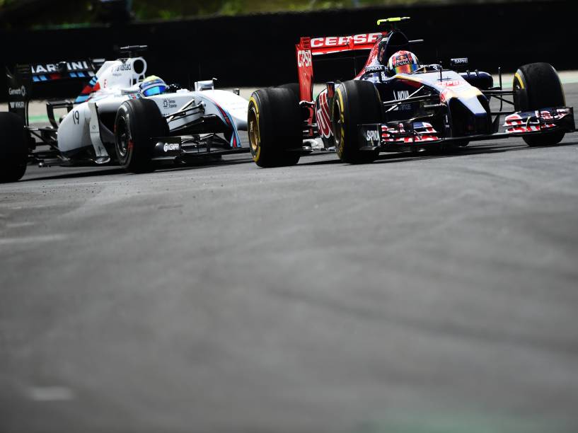 O russo Daniil Kvyat e o brasileiro Felipe Massa, nesta sexta-feira (07), durante sessão de treinos livres do GP Brasil de F1, no autódromo de Interlagos