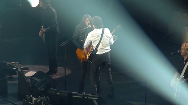 Dave Grohl e Paul McCartney cantam 'I Saw Her Standing There', dos Beatles, em shows em Londres