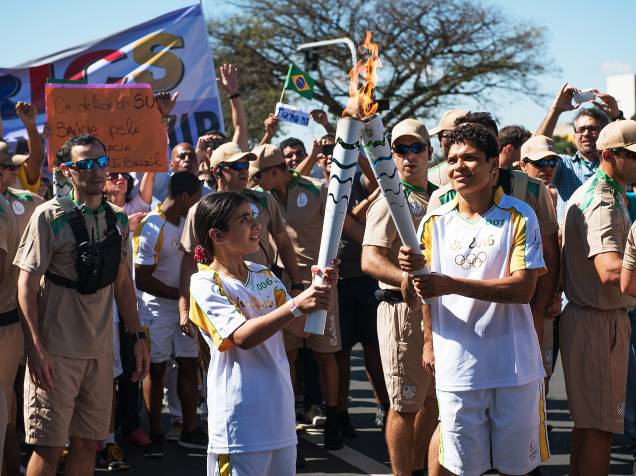 Refugiada síria, Hanan Daggah, de 12 anos entrega a chama olímpica para a Adriana Araújo, em Brasília  03/05/2016