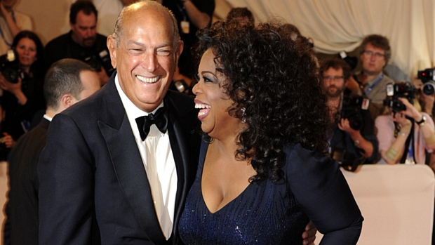 O estilista Oscar de la Renta ao lado de uma de suas admiradoras, a apresentadora Oprah Winfrey