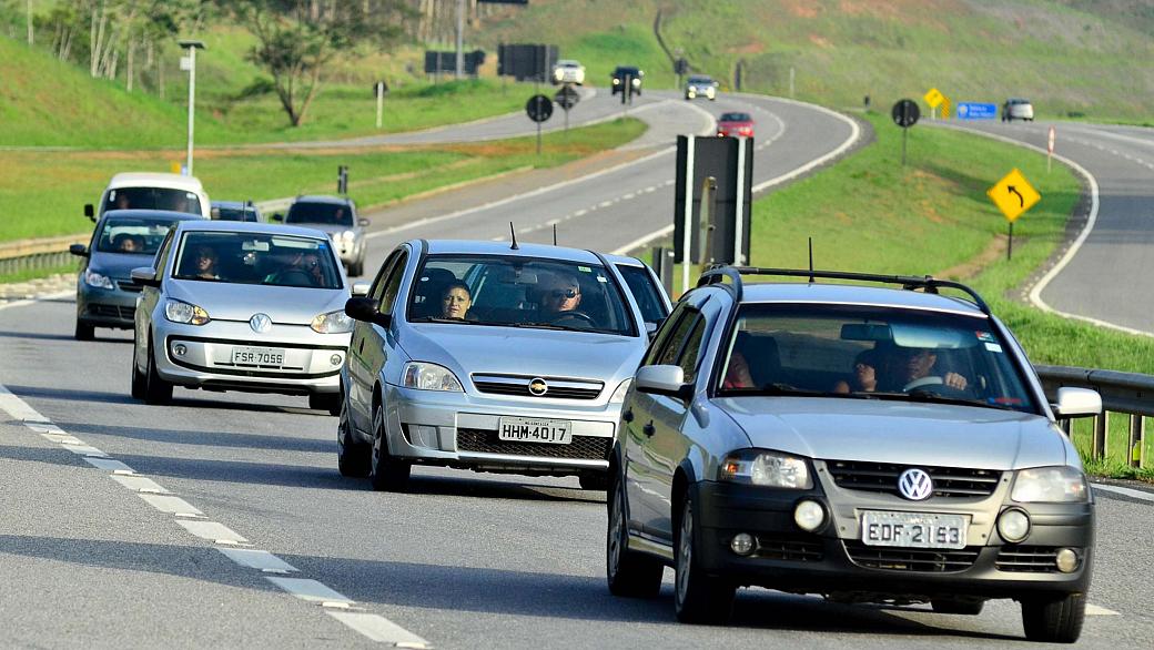 Movimentação na altura do KM 75 da Rodovia Carvalho Pinto, na altura de São José dos Campos, SP, neste sábado