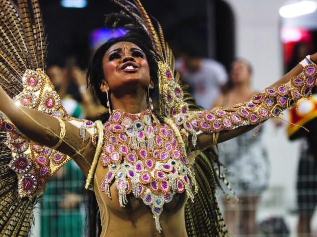 Desfile da Rosas de Ouro no carnaval paulistano apresenta o reino encantado das fadas com o enredo  Depois da Tempestade, O Encanto!