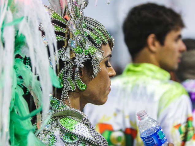 Gracyanne Barbosa se refresca durante desfile da X9-Paulistana