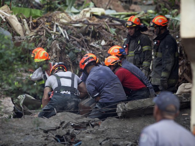 Bombeiros trabalham no resgate de vítimas de um deslizamento de terra devido às chuvas em Itapecerica da Serra