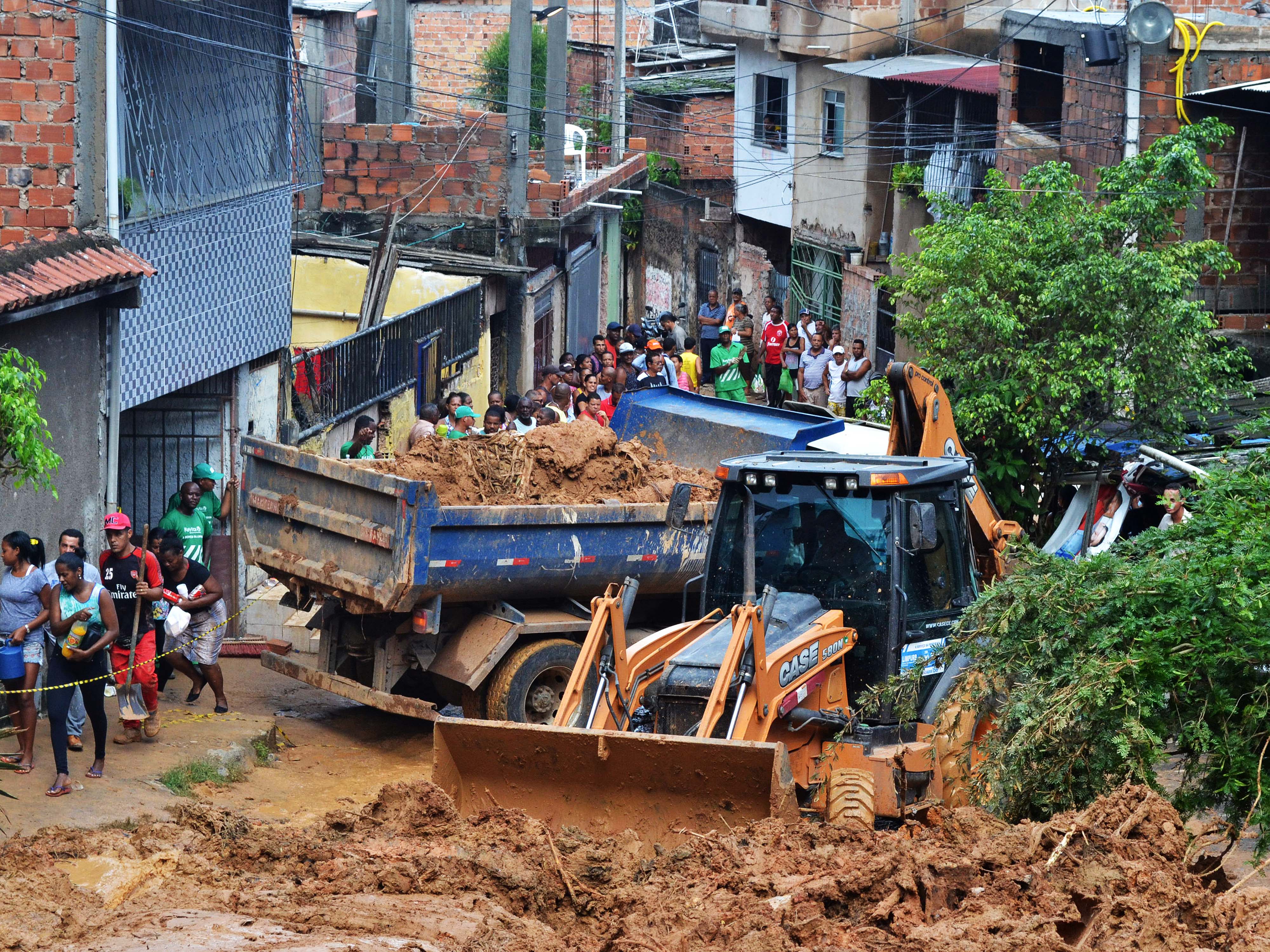 Equipes de resgate em busca por vítimas do deslizamento de terra na comunidade do Barro Branco, na região da Avenida San Martin, em Salvador (BA)