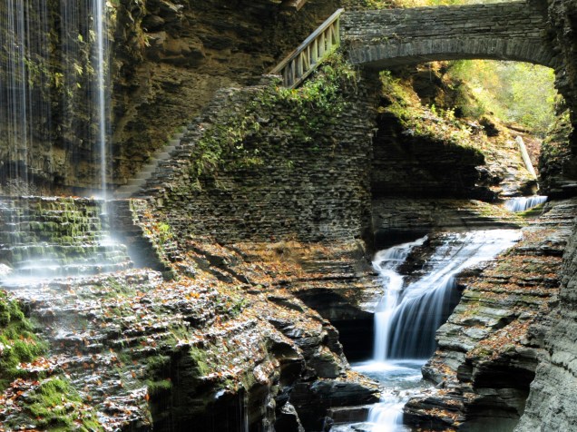 No centro do Estado de Nova York, o Watkins Glen State Park é lar de 19 cachoeiras. Diversas trilhas facilitam o acesso dos turistas ao local