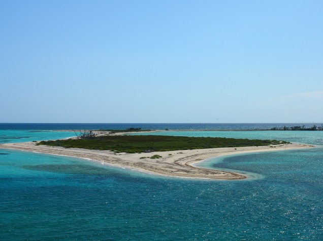 O Parque Nacional Dry Tortugas é composto por sete pequenas ilhas. Além de abrigar praias e uma rica vida marinha, é local também do Fort Jefferson, que já foi utilizado como prisão durante a guerra civil