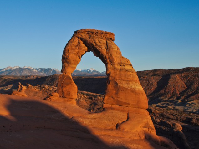 O Parque Nacional de Arches, em Utah, é o lugar do mundo que reúne a maior quantidade de arcos de pedra naturais. A paisagem avermelhada e árida é pontuada por cerca de 2000 arcos formados por arenito
