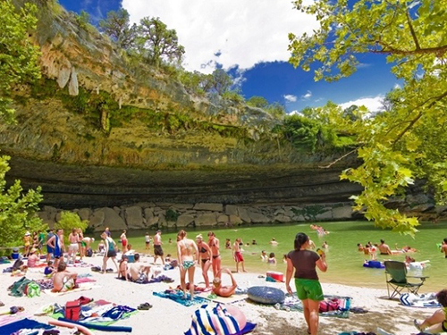 A Hamilton Pool é uma piscina natural formada próximo à cidade de Austin. O lugar possui uma queda dágua com mais de 15 metros de altura