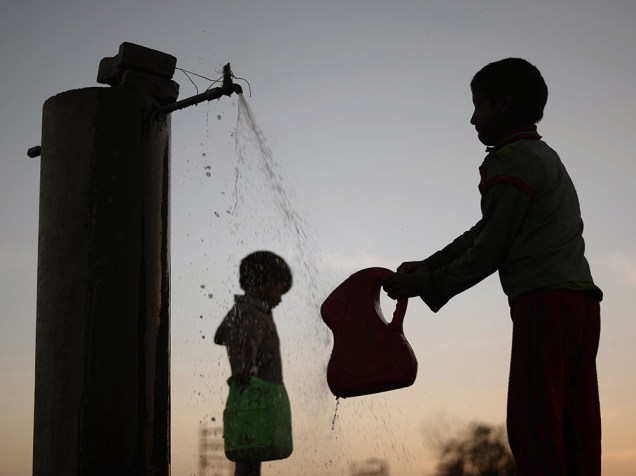 Crianças enchem galões com água potável, na cidade de Jalandhar, Índia, no Dia Mundial da Água. A data, criada pela ONU há mais de 20 anos, reforça a discussão para a preservação e o acesso a esse bem natural