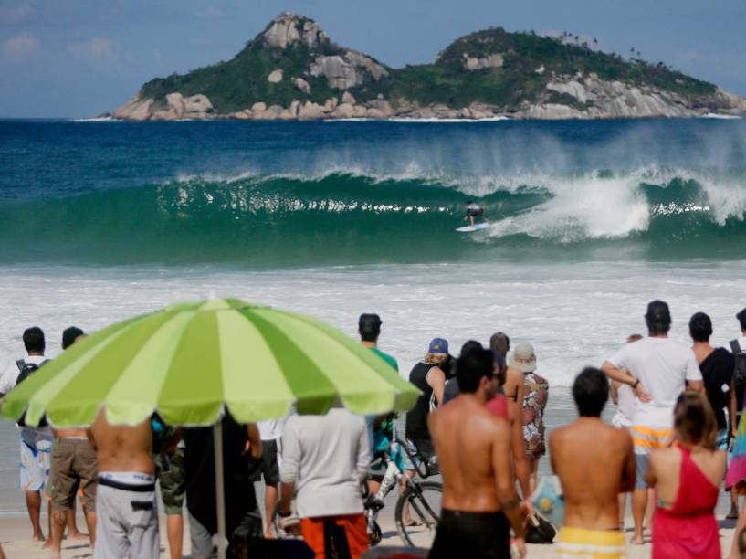 Fãs do esporte se reúnem na praia para assistir a etapa brasileira do Circuito Mundial de Surfe