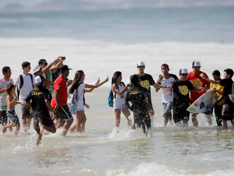 Fãs tentam tirar fotos de Adriano de Souza, o Mineirinho, após sua apresentação no Rio Pro 2015