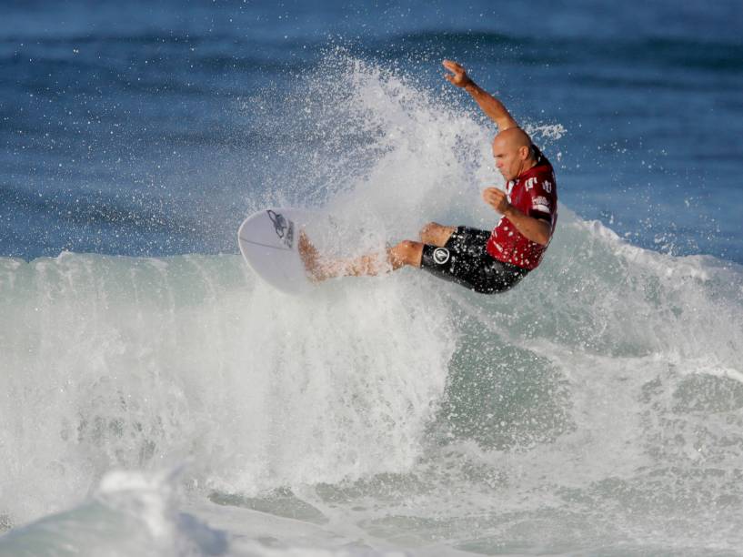 O norte-americano Kelly Slater abre a competição com a terceira maior nota na etapa brasileira do Circuito Mundial de Surfe