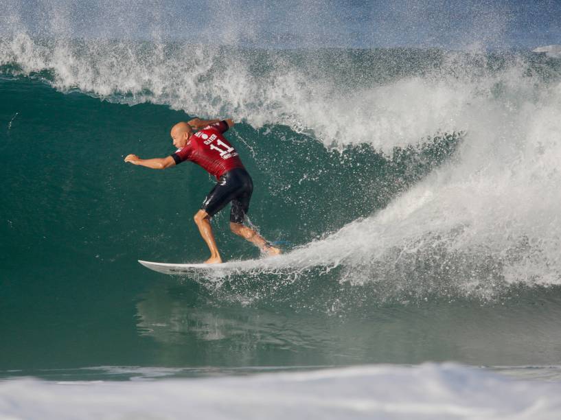 O norte-americano Kelly Slater abre a competição com a terceira maior nota na etapa brasileira do Circuito Mundial de Surfe