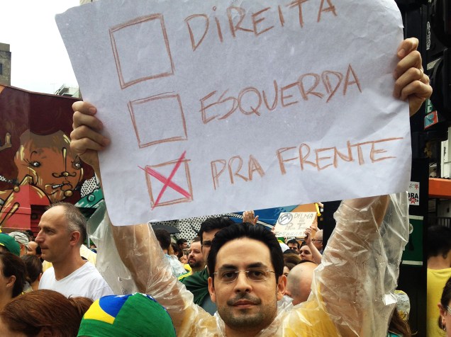 Manifestante com cartaz escrito à mão, prova de espontaneidade, em protesto contra o governo Dilma em São Paulo, no dia 15