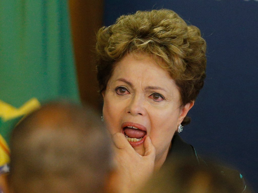 A presidente Dilma Rousseff chora durante discurso em cerimônia da Comissão Nacional da Verdade, em Brasília, nesta quarta-feira (10/12), em que recebeu o relatório sobre os crimes cometidos na ditadura militar