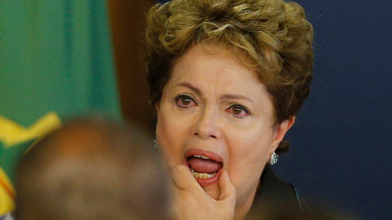 A presidente Dilma Rousseff chora durante discurso em cerimônia da Comissão Nacional da Verdade, em Brasília, nesta quarta-feira (10/12), em que recebeu o relatório sobre os crimes cometidos na ditadura militar