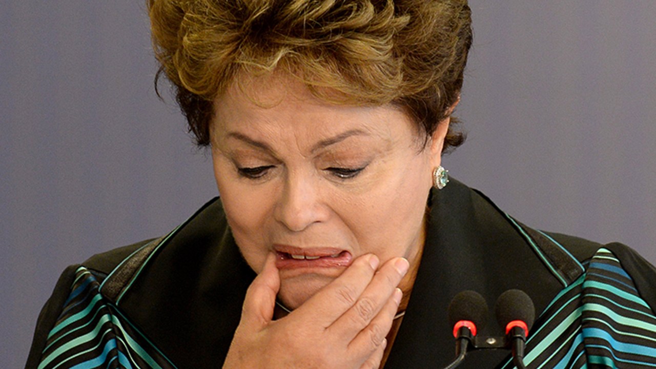 A presidente Dilma Rousseff chora durante discurso em cerimônia da Comissão Nacional da Verdade, em Brasília, nesta quarta-feira (10/12), em que recebeu o relatório sobre os crimes cometidos na ditadura milita