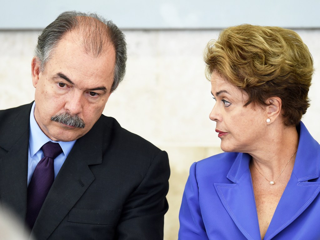 A presidente Dilma Rousseff participa do lançamento do Pronatec Jovem Aprendiz, em Brasília (DF), ao lado do ministro Aloizio Mercadante