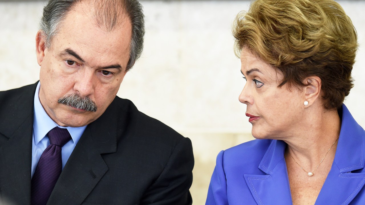 A presidente Dilma Rousseff participa do lançamento do Pronatec Jovem Aprendiz, em Brasília (DF), ao lado do ministro Aloizio Mercadante