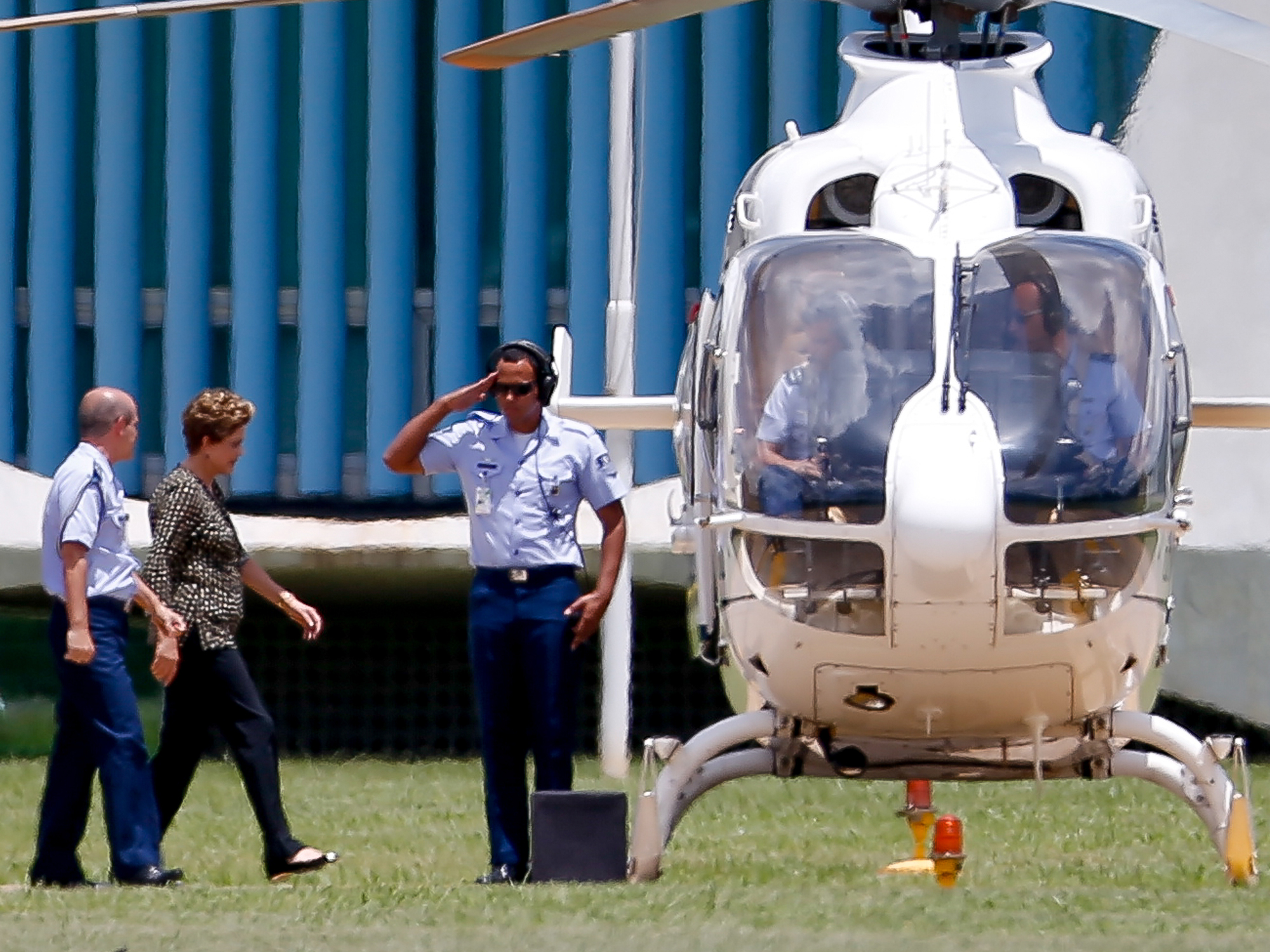 A presidente Dilma Rousseff embarca no helicóptero presidencial no Palácio da Alvorada rumo à base aérea, de onde parte para Porto Alegre