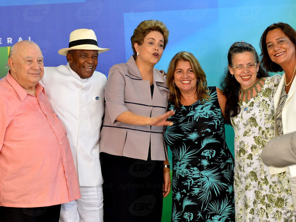 Dilma Rousseff recebe apoio de intelectuais e artistas contra o processo de impeachment, no Palácio do Planalto, em Brasília (DF), nesta quinta-feira (31)