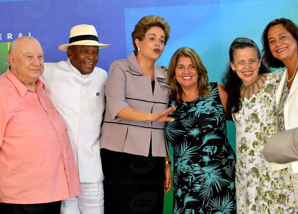 Dilma Rousseff recebe apoio de intelectuais e artistas contra o processo de impeachment, no Palácio do Planalto, em Brasília (DF), nesta quinta-feira (31)