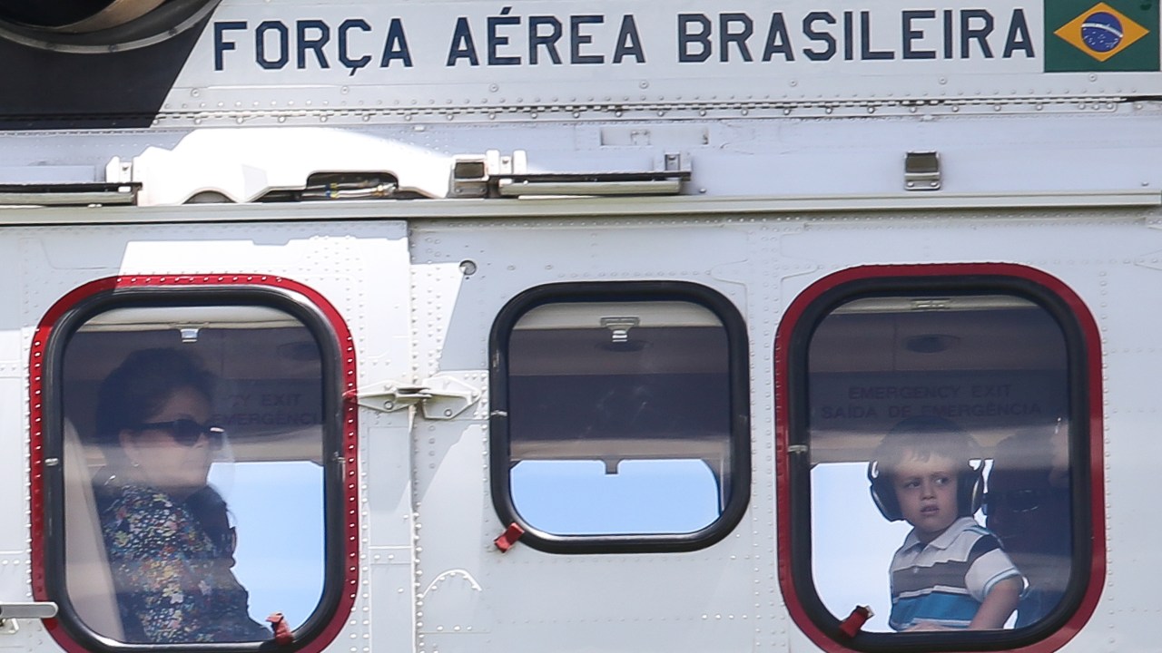 A presidente Dilma Rousseff no helicóptero com o neto Gabriel, após deixar o Palácio da Alvorada, com destino à base aérea de Brasília, de onde segue para a Base Naval de Aratu, na Bahia, onde dencansa por alguns dias