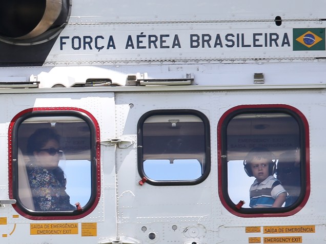A presidente Dilma Rousseff no helicóptero com o neto Gabriel, após deixar o Palácio da Alvorada, com destino à base aérea de Brasília, de onde segue para a Base Naval de Aratu, na Bahia, onde dencansa por alguns dias