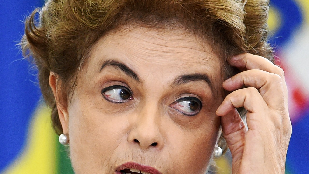 Presidente Dilma Rousseff comparece em reunião com juristas contra o impeachment, no Palácio do Planalto, em Brasília, nesta terça-feira (22)