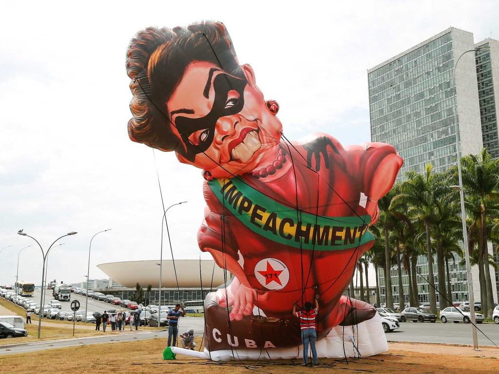 Boneco inflável simbolizando presidente Dilma Rousseff é usado em ato de protesto no gramado entre o STF (Supremo Tribunal Federal) e o Congresso, ao lado da praça dos Três Poderes, em Brasília (DF), nesta quarta-feira (30)