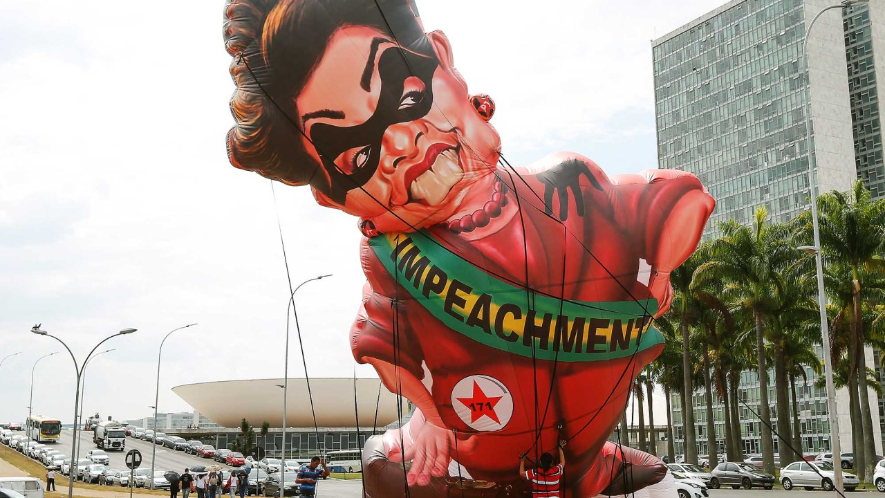 Boneco inflável simbolizando presidente Dilma Rousseff é usado em ato de protesto no gramado entre o STF (Supremo Tribunal Federal) e o Congresso, ao lado da praça dos Três Poderes, em Brasília (DF), nesta quarta-feira (30)