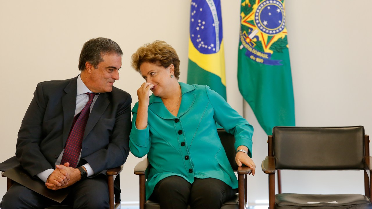 A presidente Dilma Rousseff ao lado do Ministro da Justiça, José Eduardo Cardozo, durante cerimônia de posse do Comitê Nacional de Prevenção e Combate à Tortura (CNPCT), presidido pela ministra da Secretaria de Direitos Humanos da Presidência da República, Ideli Salvatti, em Brasília