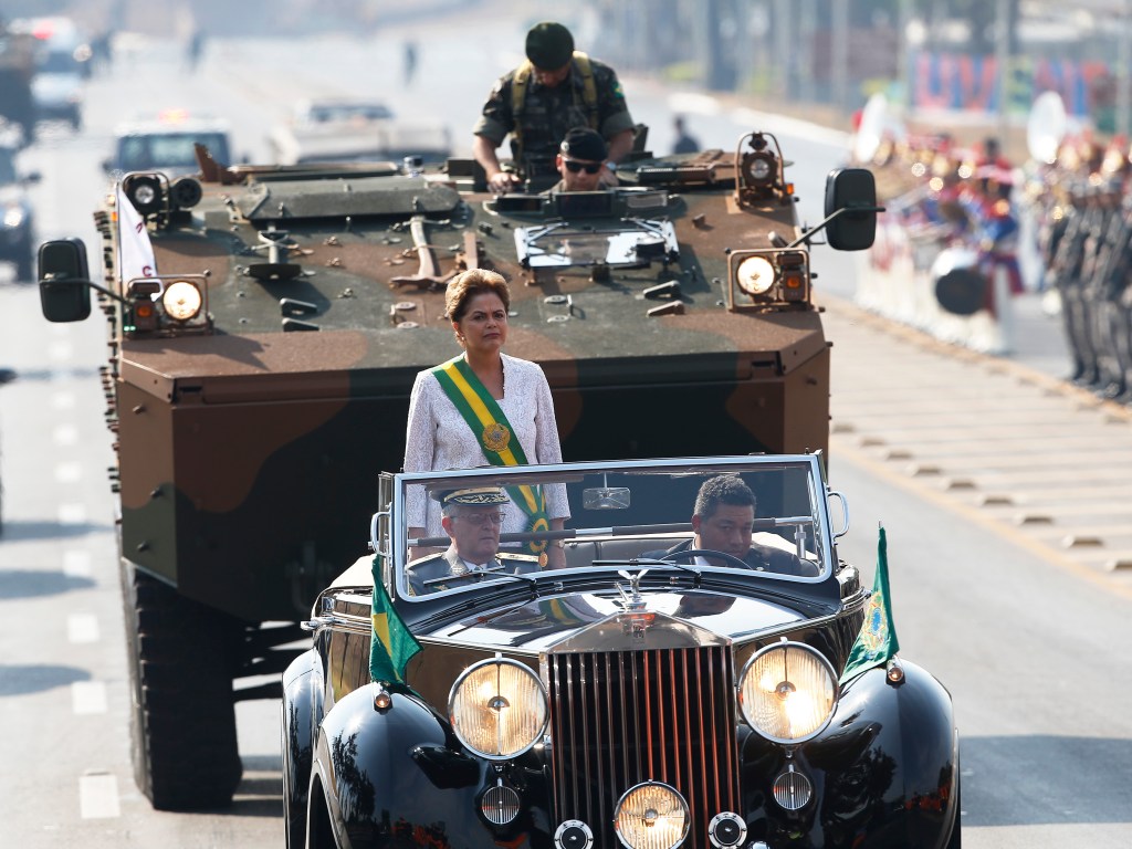 A presidente Dilma Rousseff desfila em carro aberto na Esplanada dos Ministérios durante desfile de 7 de Setembro