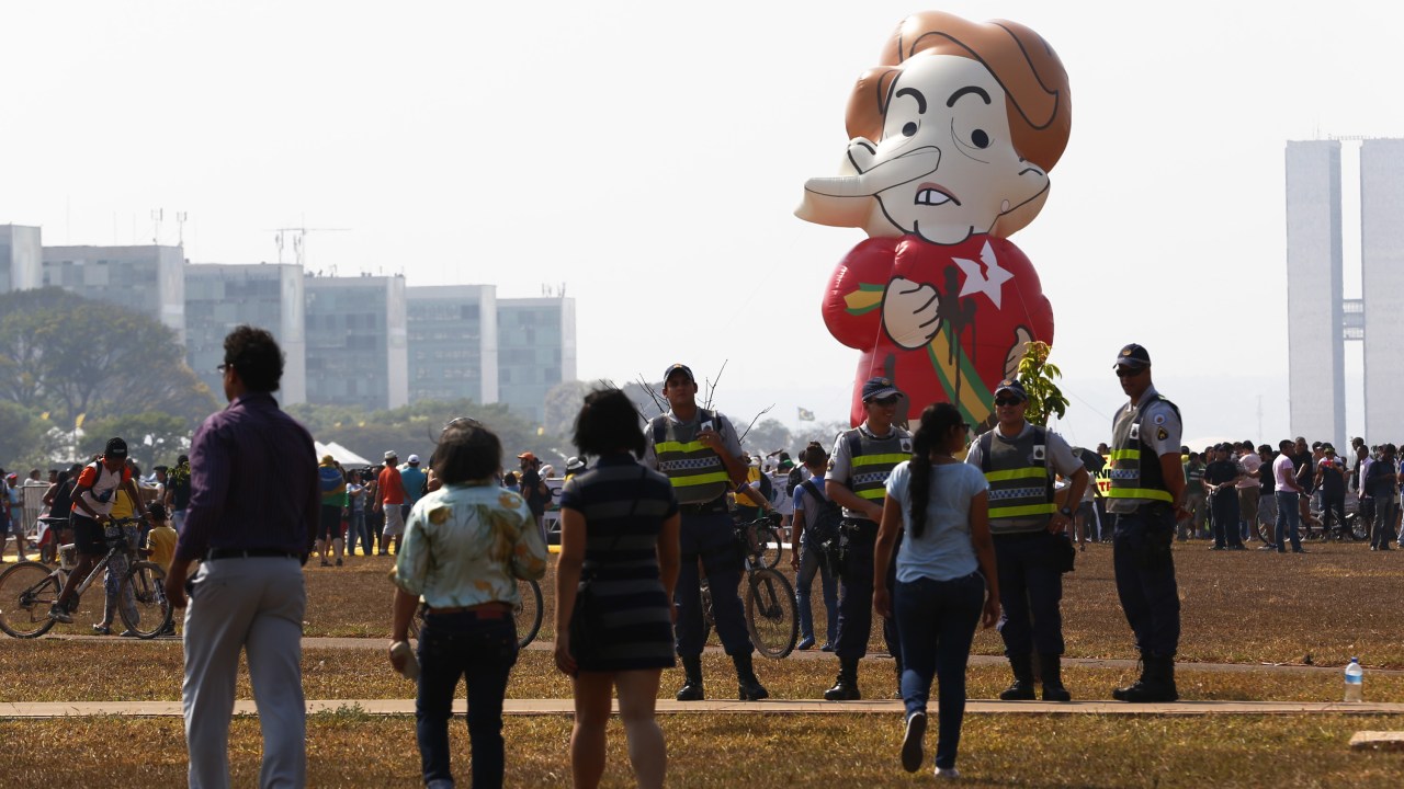 Manifestantes erguem boneco de Dilma Rousseff no evento do feriado de 7 de Setembro em Brasília (DF)
